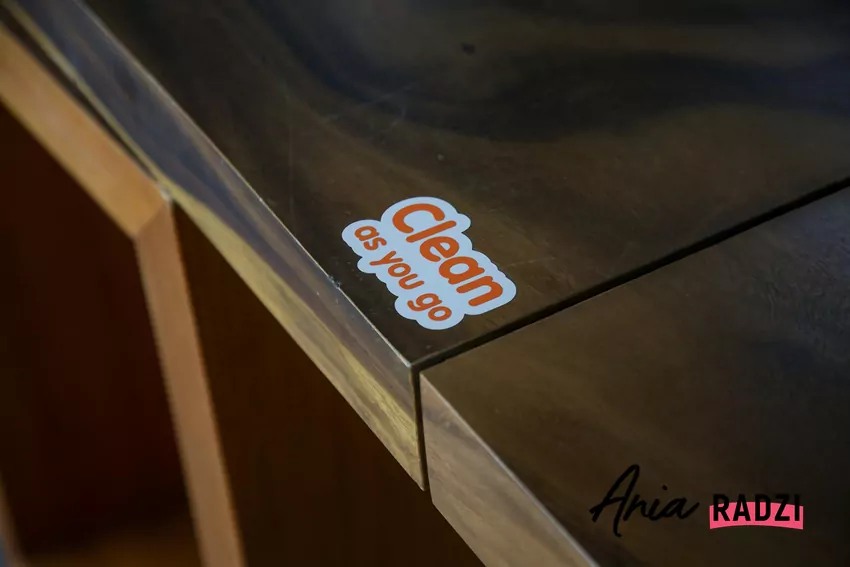 Usuwanie naklejek wcale nie musi być uciążliwe! Naklejka na meblach