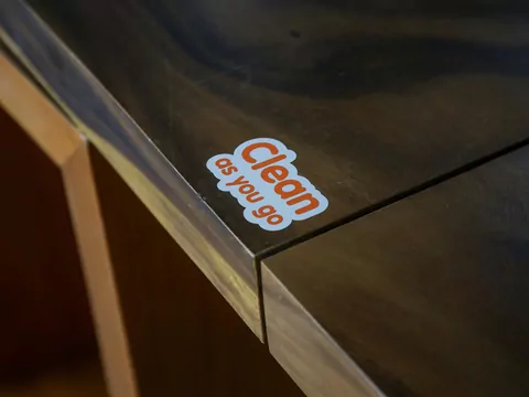 Usuwanie kleju po naklejkach