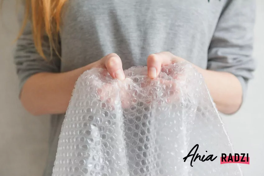 Czasem najprostsze rozwiązania okazują się najlepsze Kobieta z folią bąbelkową