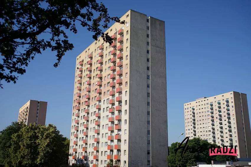 Charakterystyczne połączenia prefabrykowanych płyt, które mogą być miejscem powstawania rys Osiedle z wielkiej płyty