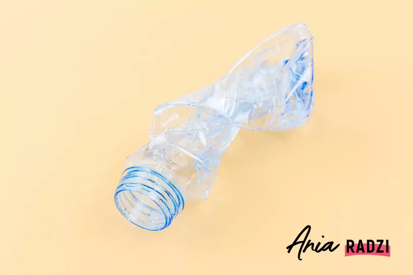Zgnieciona butelka plastikowa bez etykiety