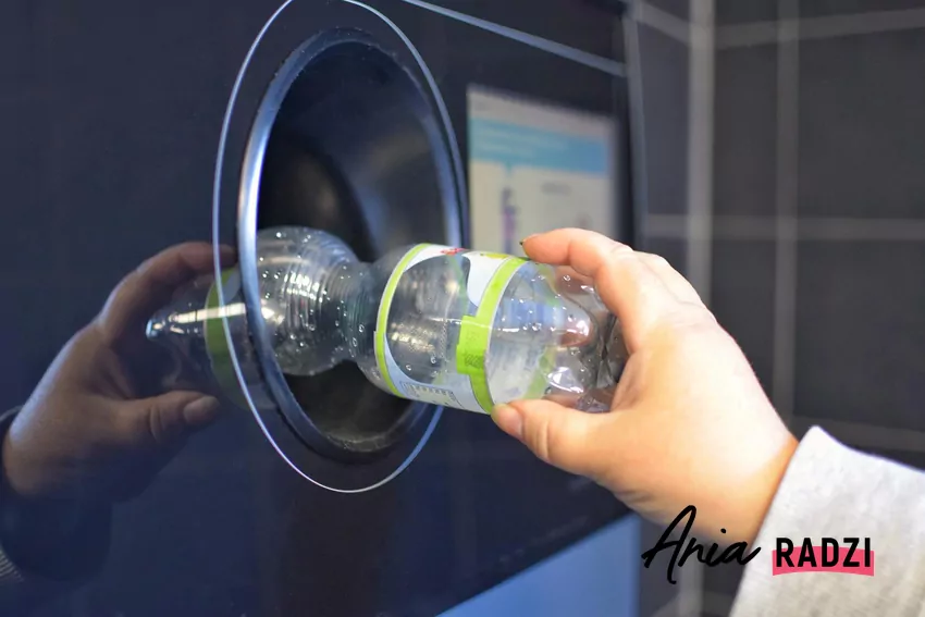 Oddawanie butelki do butelkomatu