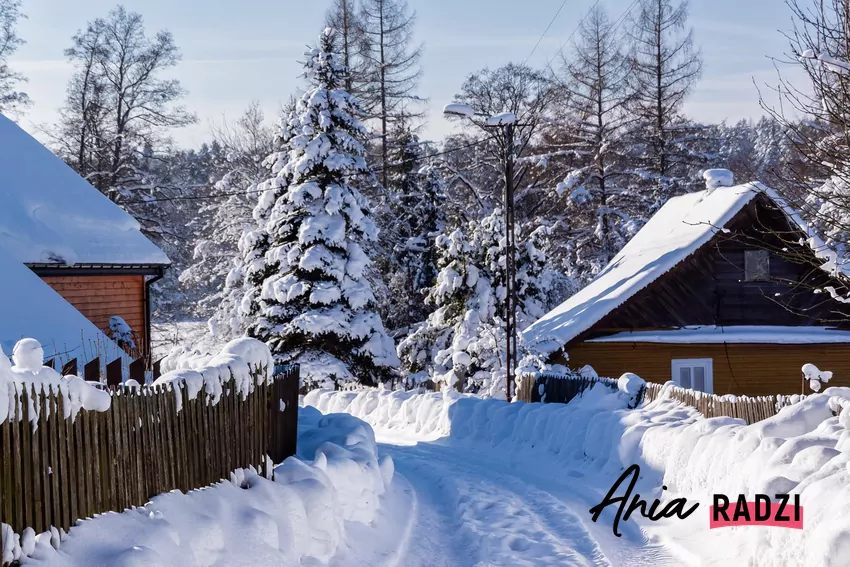 W wielu polisach zimowe szkody są formalnie objęte ochroną tylko wtedy, gdy dom był zamieszkały i ogrzewany w momencie wystąpienia zdarzenia – nawet jeśli szkoda powstała wskutek ekstremalnych mrozów zima