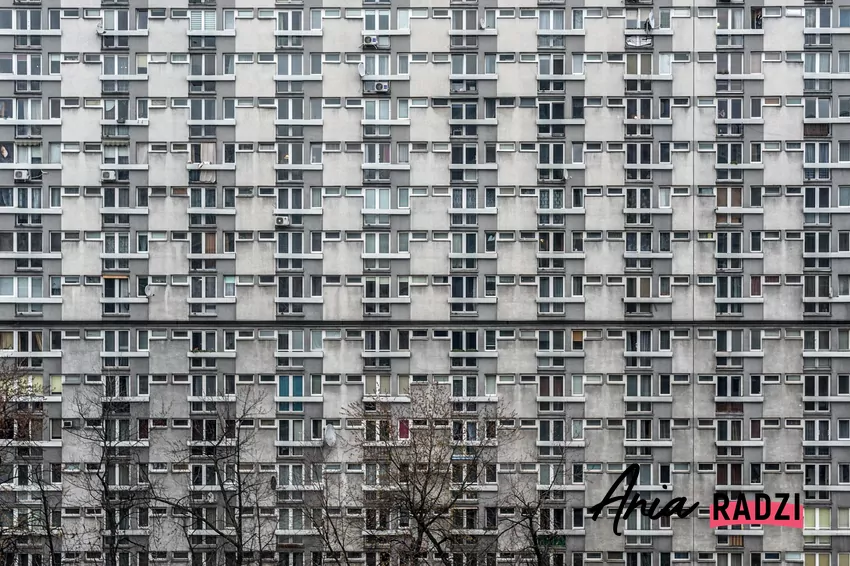 Pierwsze warszawskie osiedla z wielkiej płyty stały się symbolem powojennej odbudowy i poszukiwania nowych rozwiązań mieszkaniowych. blok z wielkiej płyty