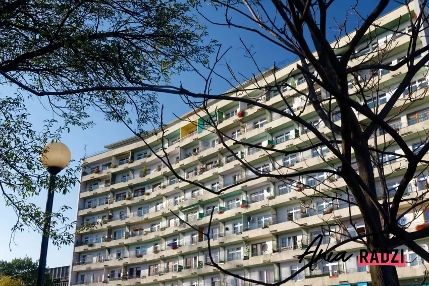 Duże znaczenie ma też zaniedbanie remontów – tam problemy wychodzą szybciej, nawet w dobrych lokalizacjach Wielka płyta