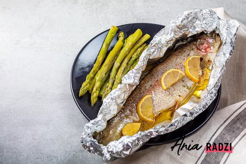 Pieczona ryba w folii aluminiowej, czyli która strona folii aluminiowej służy do pieczenia krok po kroku