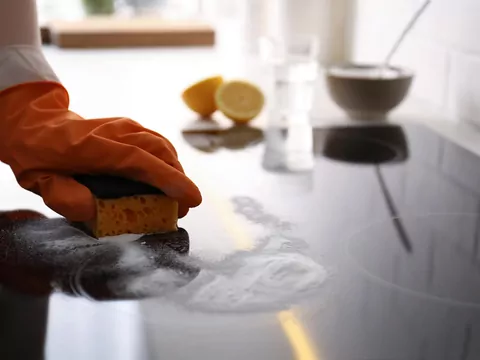 Rysy na płycie indukcyjnej