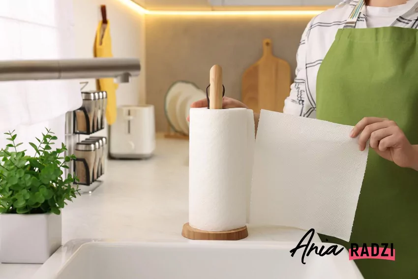 Kobieta używa ręcznika