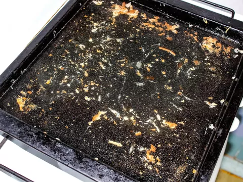 Czyszczenie blachy do pieczenia