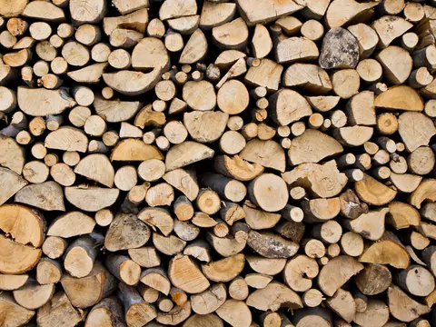 Jakie drewno wybrać do pieca kaflowego?