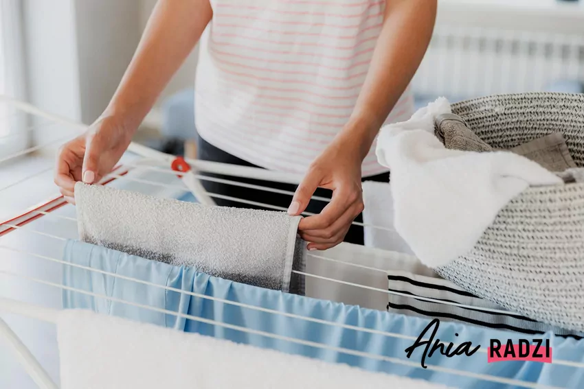 Kobieta rozwiesza pranie