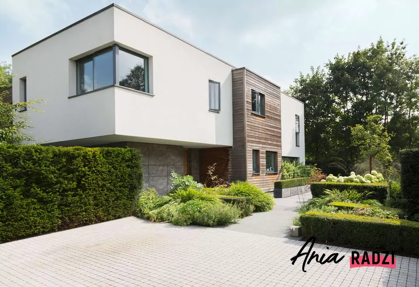 Modernistyczny dom jednorodzinny z płaskim dachem