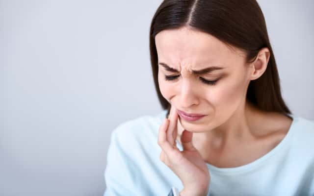 Domowe sposoby na ból dziąseł – 4 sprawdzone metody dające ulgę