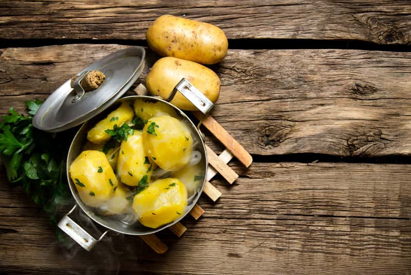 Ile gotować ziemniaki? Odpowiadamy na praktyczne pytania kulinarne