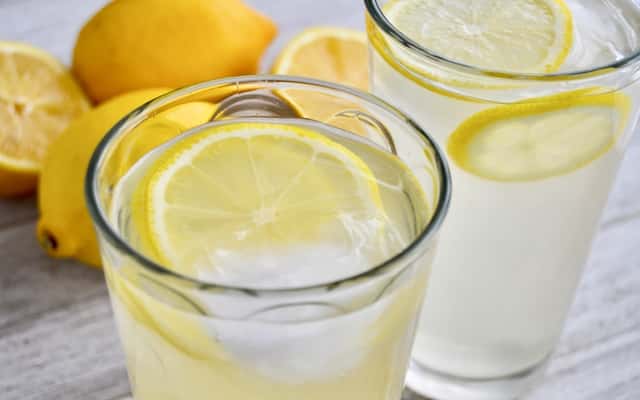 Lemoniada z cytryną w szklankach oraz porady, jak zrobić lemoniadę, czyli przepis na domową lemoniadę