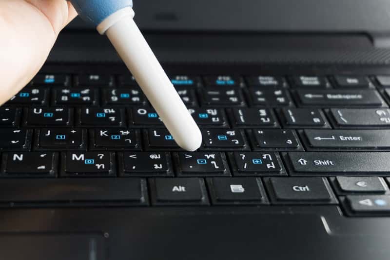 5 najlepszych sposobów na czyszczenie laptopa – sprawdź je!