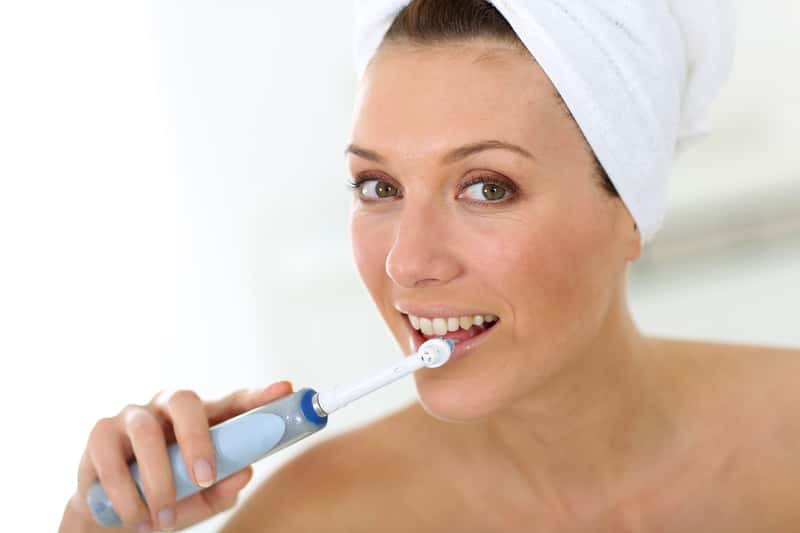 Jak myć zęby szczoteczką elektryczną? Prawidłowe czyszczenie krok po kroku