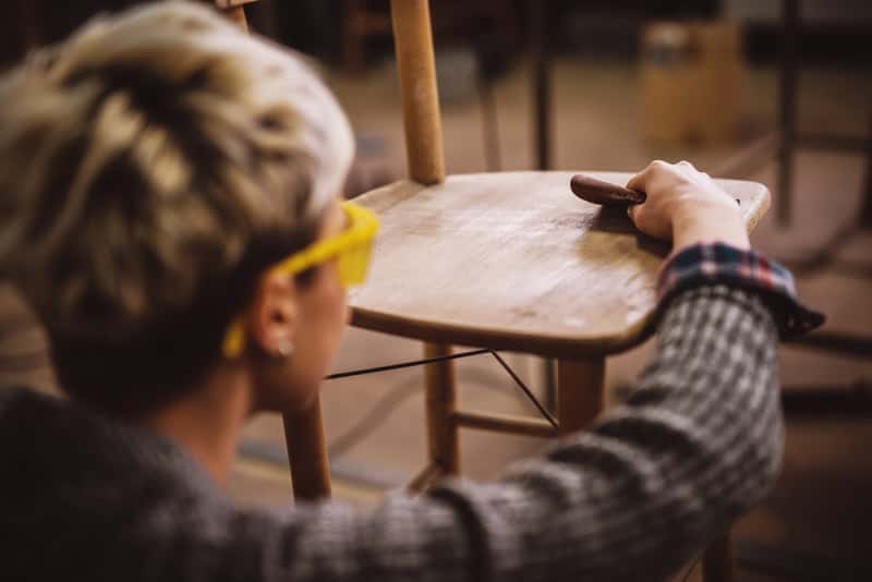 Odnawianie i renowacja mebli drewnianych krok po kroku – poradnik praktyczny