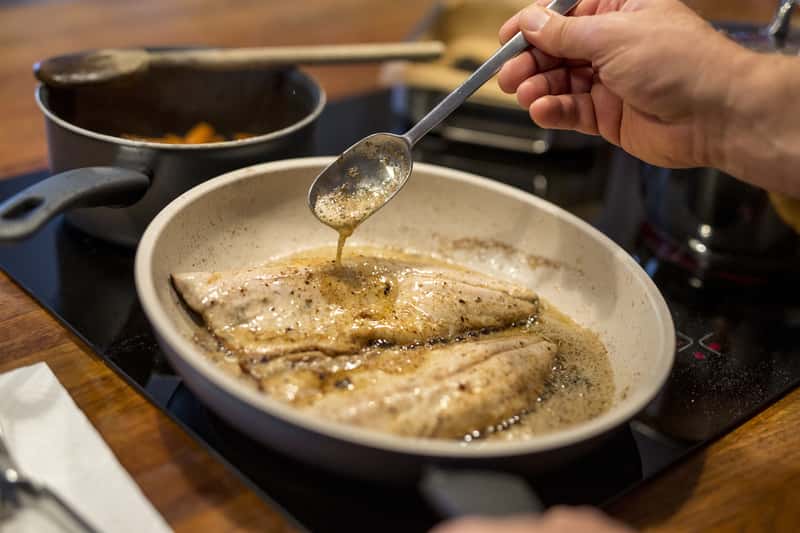Jak smażyć rybę na patelni? Praktyczny poradnik krok po kroku