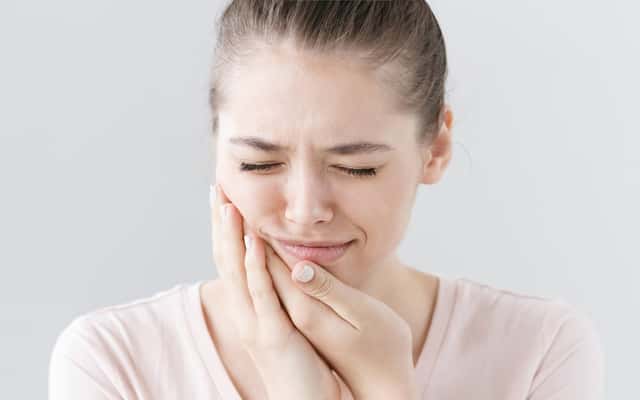 Domowe sposoby na ból zęba – 4 skuteczne metody na łagodzenie bólu