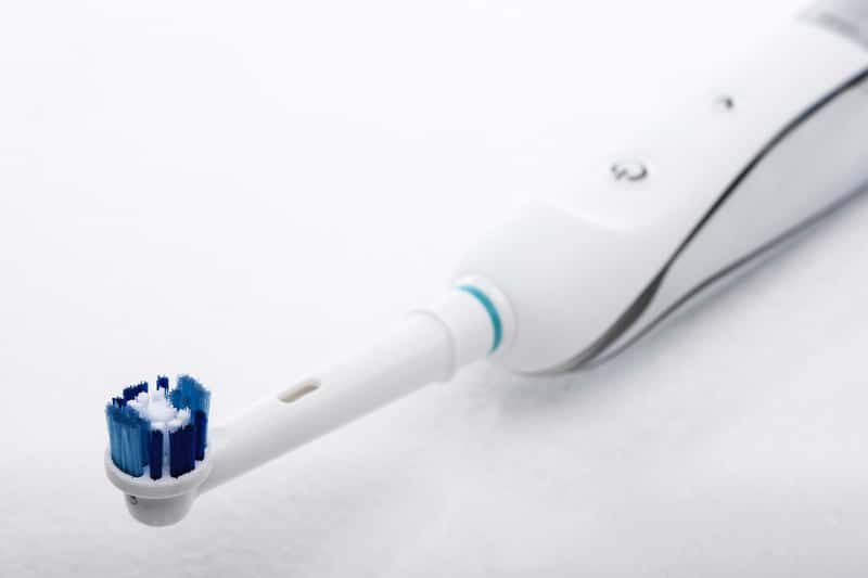 Jak myć zęby szczoteczką elektryczną? Prawidłowe czyszczenie krok po kroku