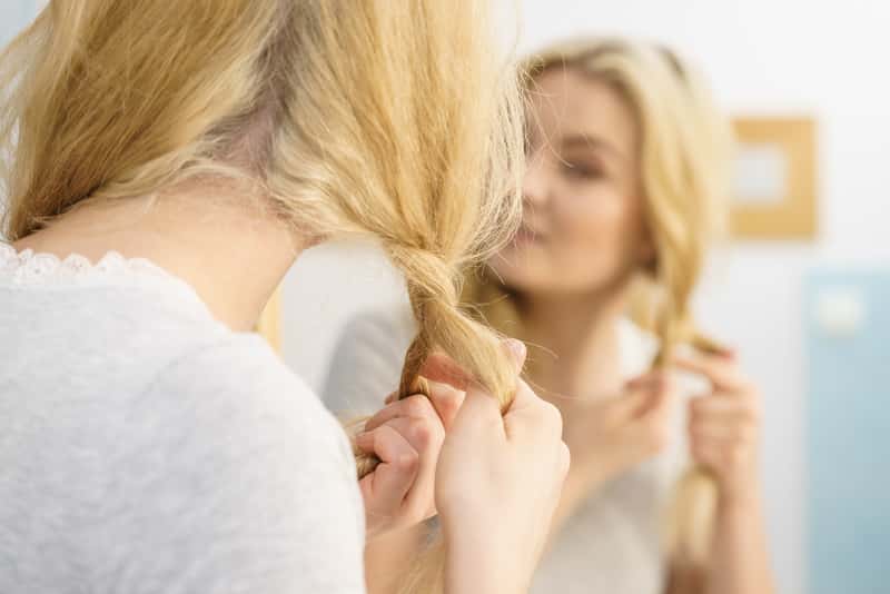 Czym i jak kręcić włosy? Oto 5 najlepszych sposobów krok po kroku