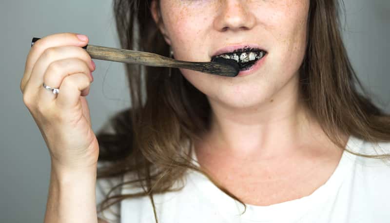 Czym i jak szybko wybielić zęby? Oto 5 najlepszych sposobów