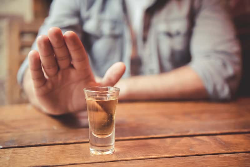Zatrucie alkoholowe – objawy, leczenie, pierwsza pomoc, porady