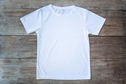Jak składać koszulki? Oto 4 najszybsze sposoby na bluzki i t-shirty