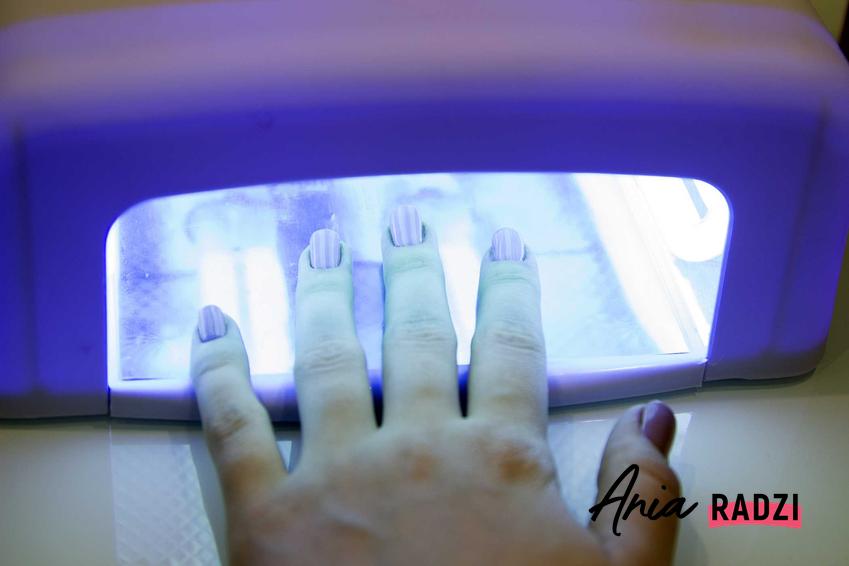 Lampa UV i manicure hybrydowy w domu, czyli jak zrobić paznokcie hybrydowe i jak zrobić hybrydy domowymi sposobami