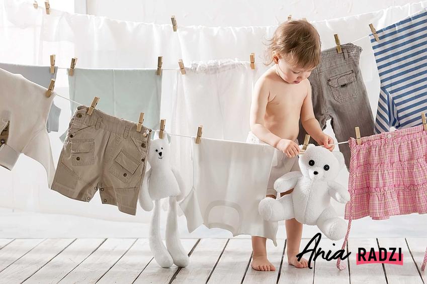 Proszek do prania dla niemowląt powinien mieć pozytywne atesty Instytutu Matki i Dziecka. Nie powinien uczulać ani podrażniać skóry