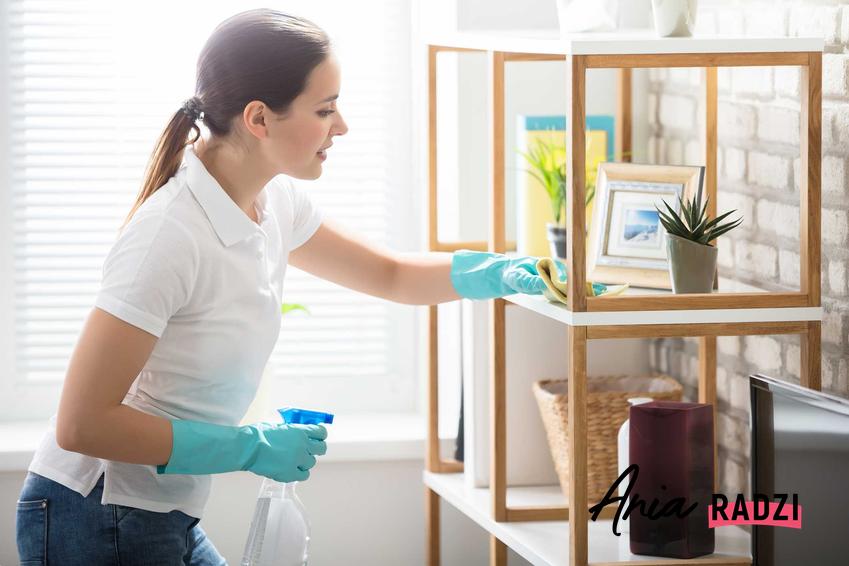 Sprzątanie domu przez kobietę, a także porady jak posprzątać dom krok po kroku, najlepsze sposoby na sprzątanie domu