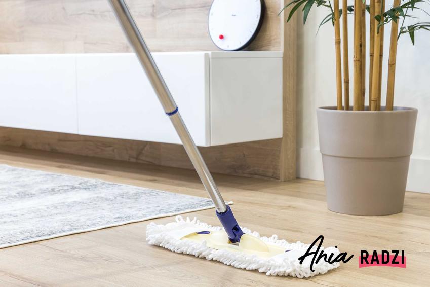 Mycie podłogi mopem i sprzątanie domu, a także porady jak szybko i sprawnie posprzątać dom krok po kroku