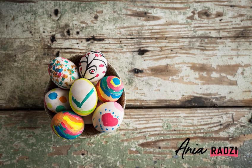 Malowane jajka na tle drewna, a także malowanie jajek i porady jak malować jajka na Wielkanoc, najlepsze sposoby na barwienie jajek