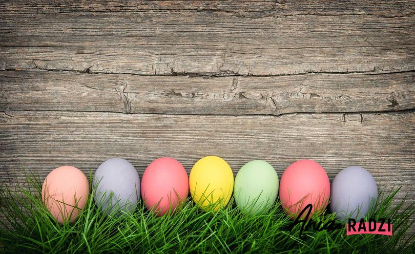 Kolorowe jajka na trawce, a także porady, jak malować jajka na wielkanoc, farby i naturalne barwniki do jajek