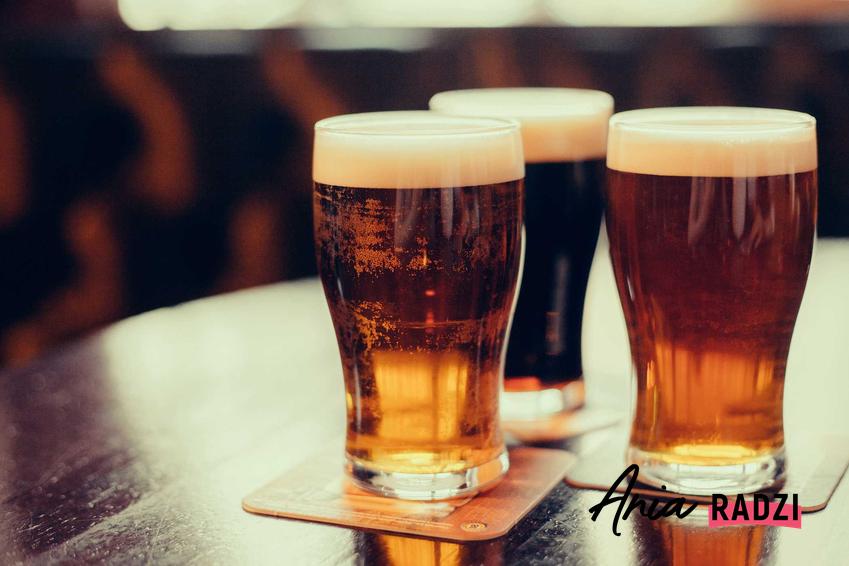 Domowe piwo na stole oraz porady, jak zrobić piwo w domowych warunkach, czyli warzenie piwa krok po kroku