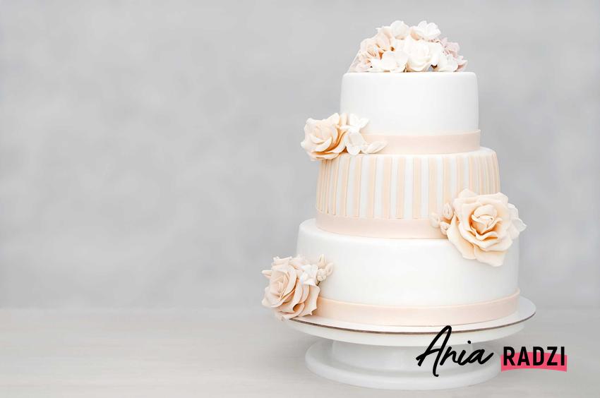 Biały tort weselny oraz porady, jak zrobić lukier i przepis na lukier oraz przygotowanie lukru krok po kroku