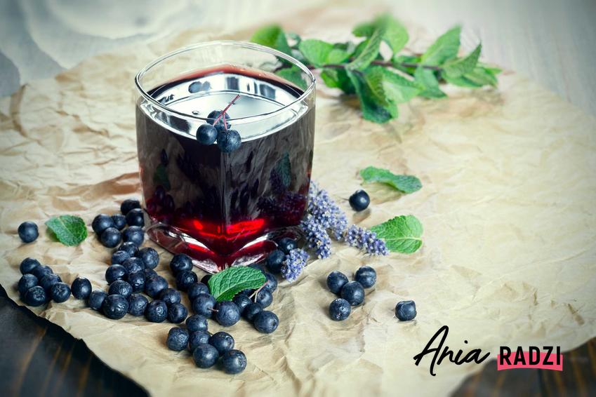 Aronia i sok z aronii w szklance oraz porady, jak zrobić prozdrowotny sok z aronii bez cukru i w innych wariantach