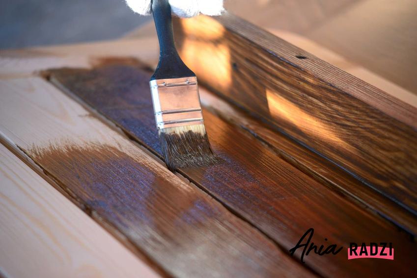 Malowanie starych mebli drewnianych, a także renowacja mebli i porady, jak odnowić meble krok po kroku