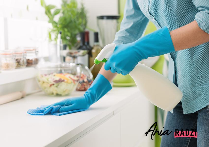 Sprzątanie kuchni i wycieranie blatów, a także porady jak zaplanować sprzątanie w domu