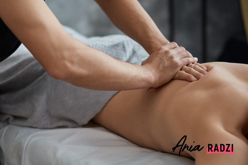 Kobieta podczas masażu ciała na zakwasy, a także inne sposoby, jak się pozbyć zakwasów