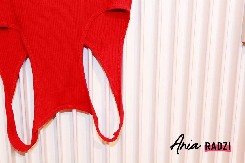 Suszenie ubrań ciepłym powietrzem z suszarki do ubrań, a także w mikrofalówce, piekarniku lub na kaloryferze to bardzo szybki sposób na wysuszenie ubrania.