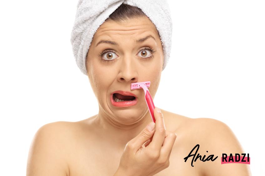 Kobieta z maszynką do golenia przy twarzy, a także porady, jak usunąć wąsik damski