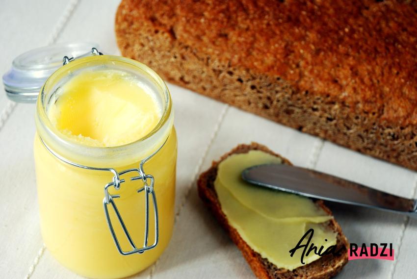 Masło klarowane w słoiku i na kanapce, a także przepis, jak zrobić masło klarowane w domu