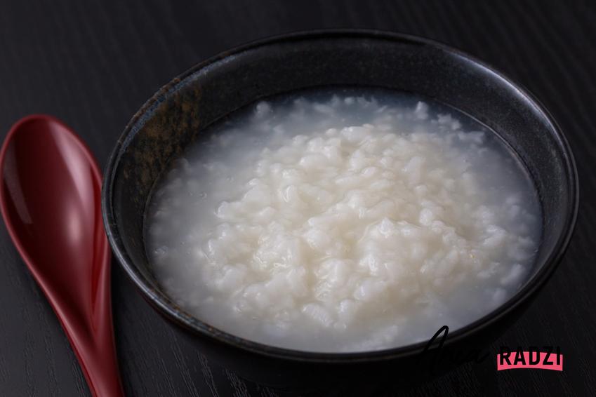 Kleik ryżowy w miseczce, a także przepis na kleik ryżowy, jak zrobić kleik ryżowy
