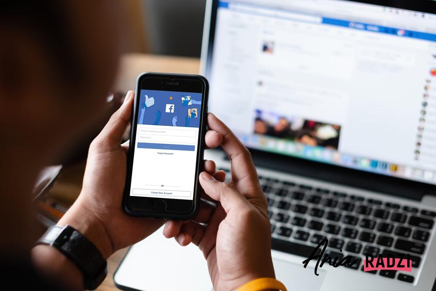 Facebook otwarty na komputerze i telefonie oraz porady, jak usunąć fb