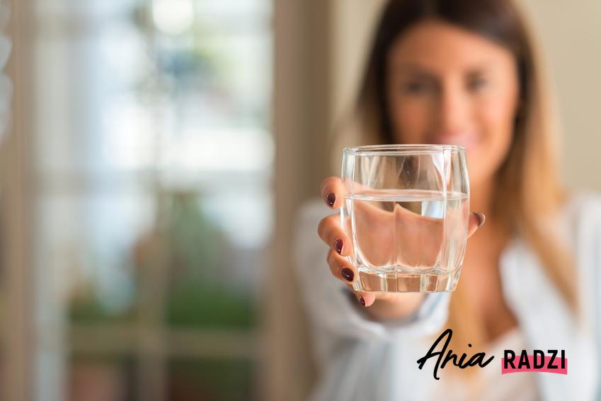 Kobieta ze szklanką wody, a także woda utleniona do picia, opinie i kuracja