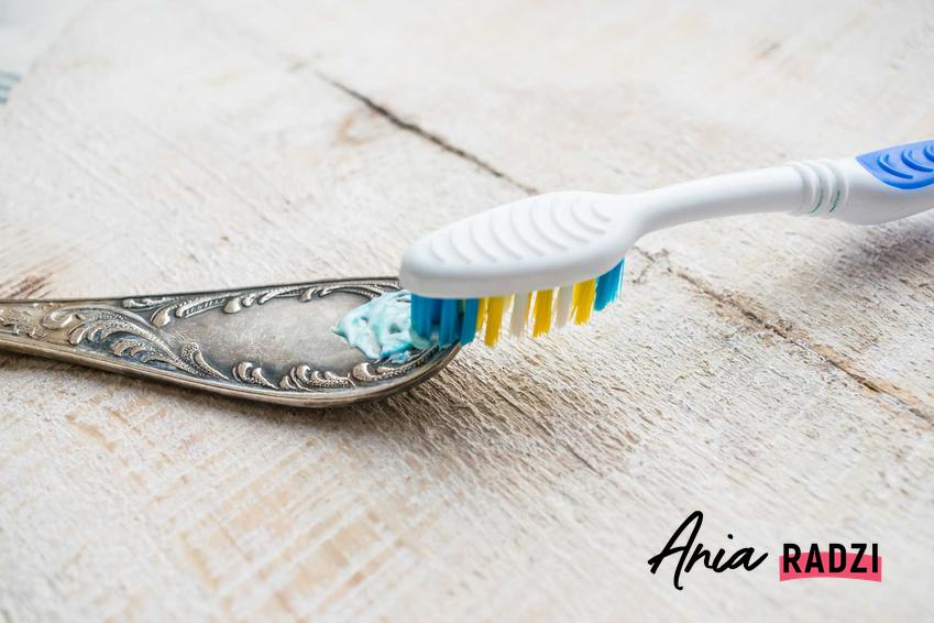 Czyszczenie srebra za pomocą pasty do zębów lub innego rodzaju środków za pomocą szczoteczki lub innych szmateczek to świetny sposób.