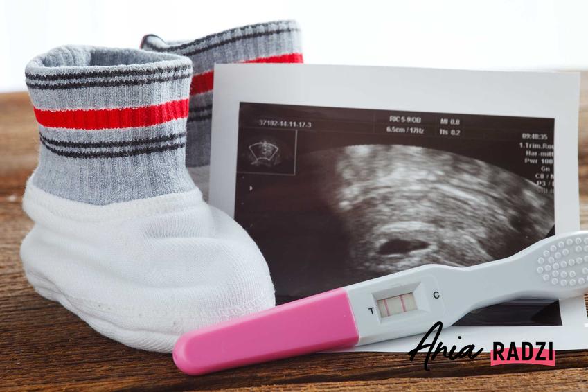 Test ciążowy pozytywny na tle USG i bucików dziecięcych, a także po jakim czasie zrobić test ciążowy krok po kroku