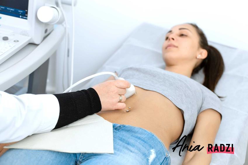 Kobieta podczas badania USG brzucha, a także jak się przygotować do USG brzucha, przebieg badania i najważniejsze informacje